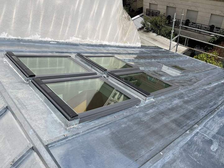 Nous installons des fenêtres Velux pour maximiser la lumière naturelle.