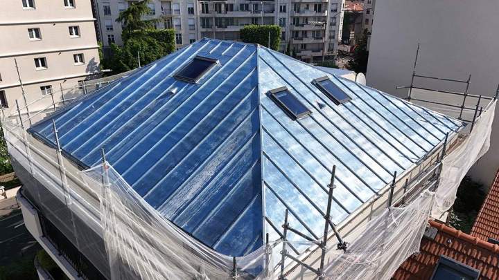 Nous proposons des solutions de zinguerie adaptées à chaque toiture.