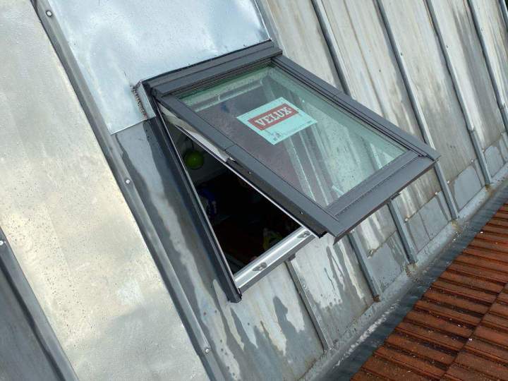 Nous installons des fenêtres Velux pour maximiser la lumière naturelle.